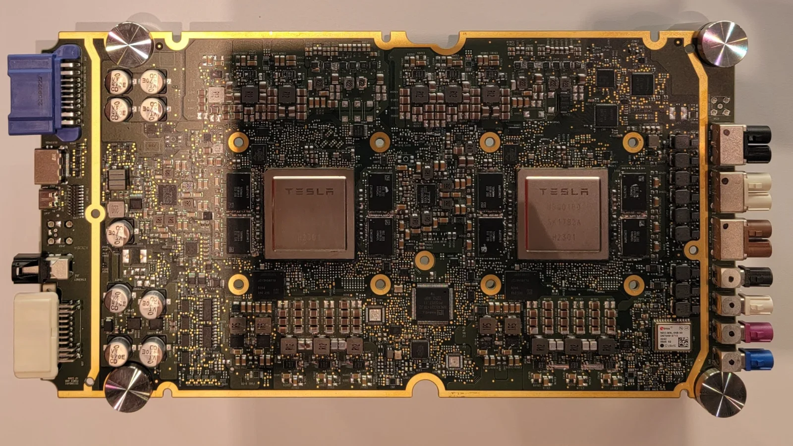 두 개의 Tesla FSD Chip과 차량용 단자가 배치된 Full Self-Driving Computer 기판